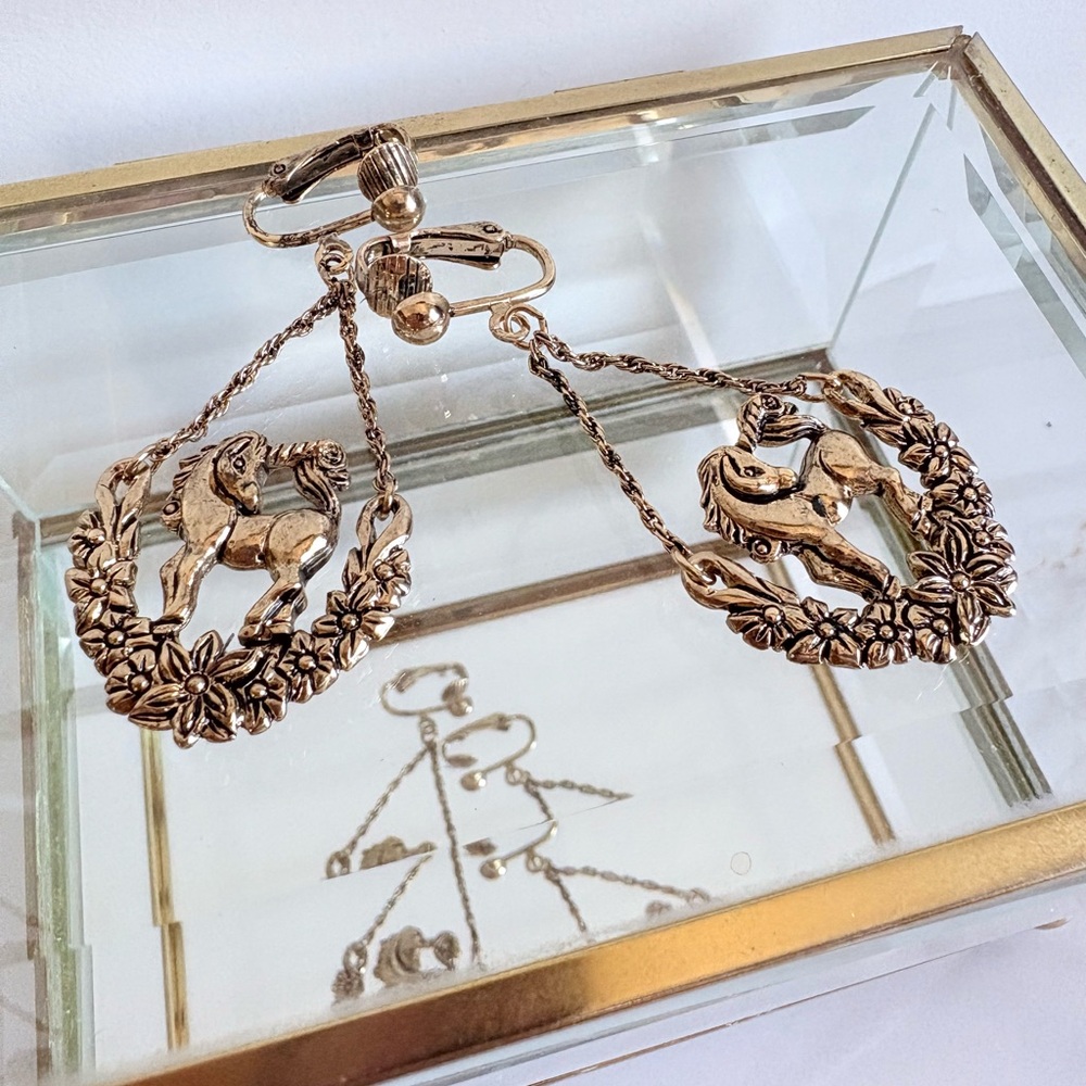 Vintage Avon 1994 Mystic Unicorn Floral Wreath Gold Clip Dangle Earrings Rare - Picture 2 of 9